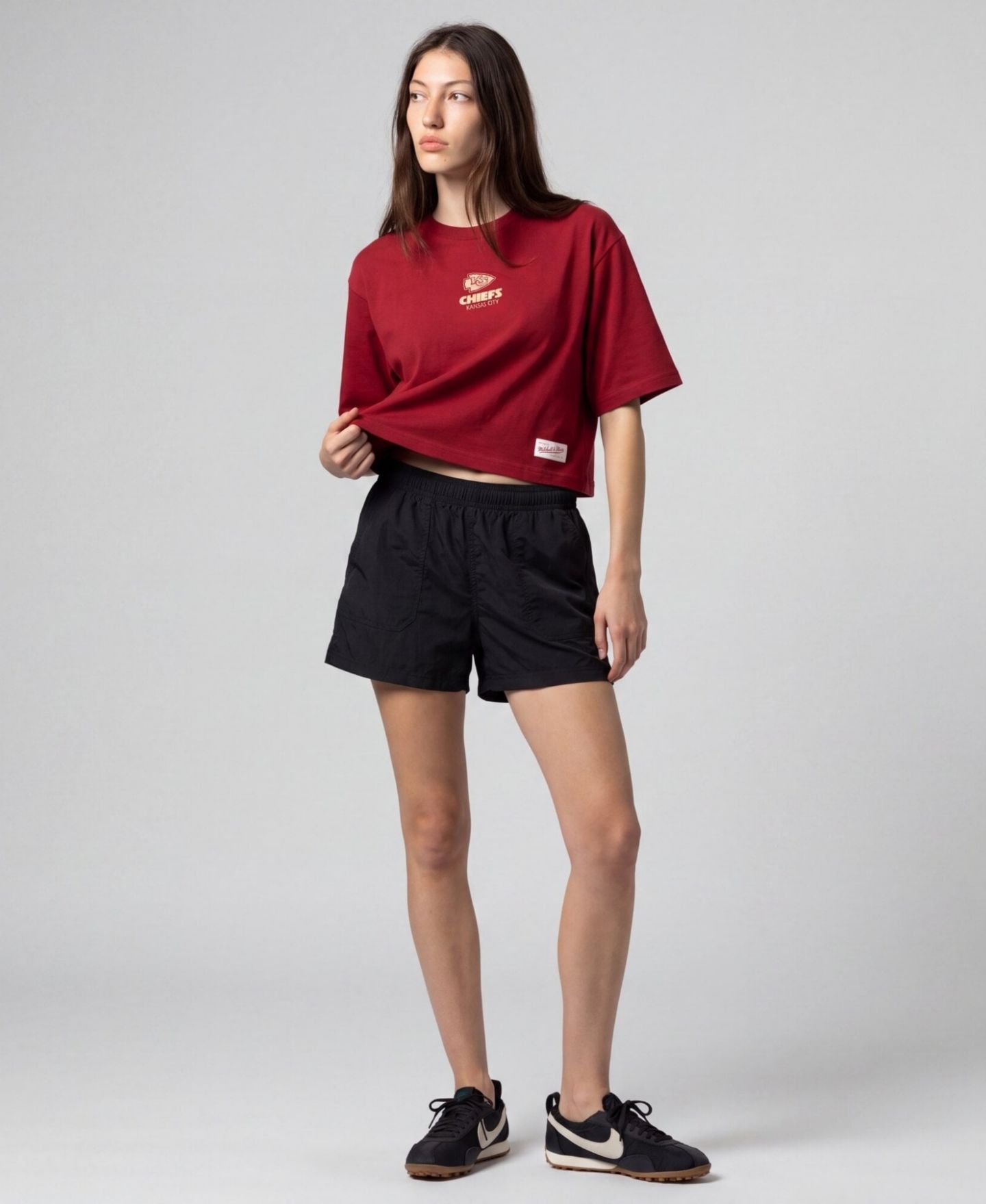 Женская футболка Mitchell & Ness Scarlet Kansas City Chiefs Core Essentials Micro Logo Boxy Crop — фото 4