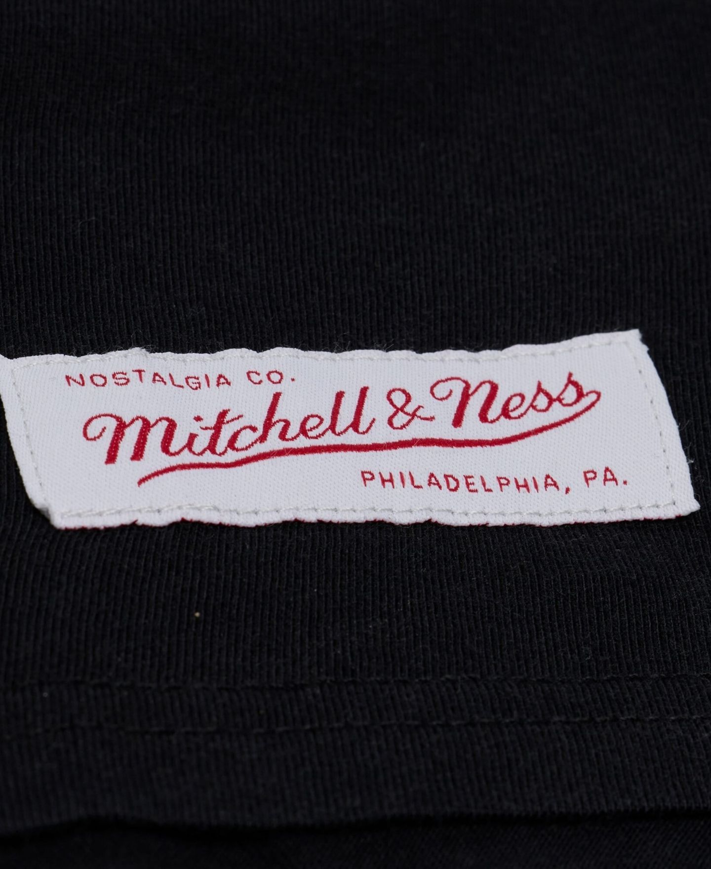 Женская футболка Mitchell & Ness Mitchell Ness Black Las Vegas Raiders Core Essentials Micro Logo Boxy Crop — фото 6