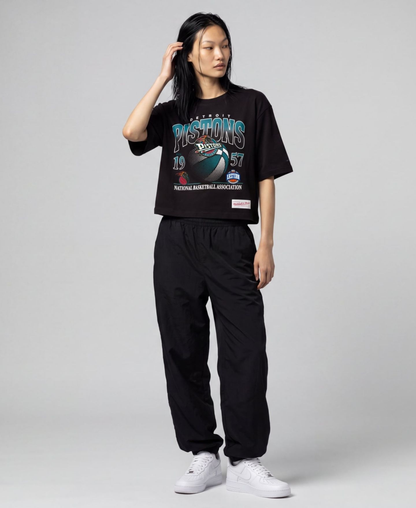 Женская футболка Mitchell & Ness Mitchell Ness Black Detroit Pistons Street Graphic Boxy Crop — фото 1