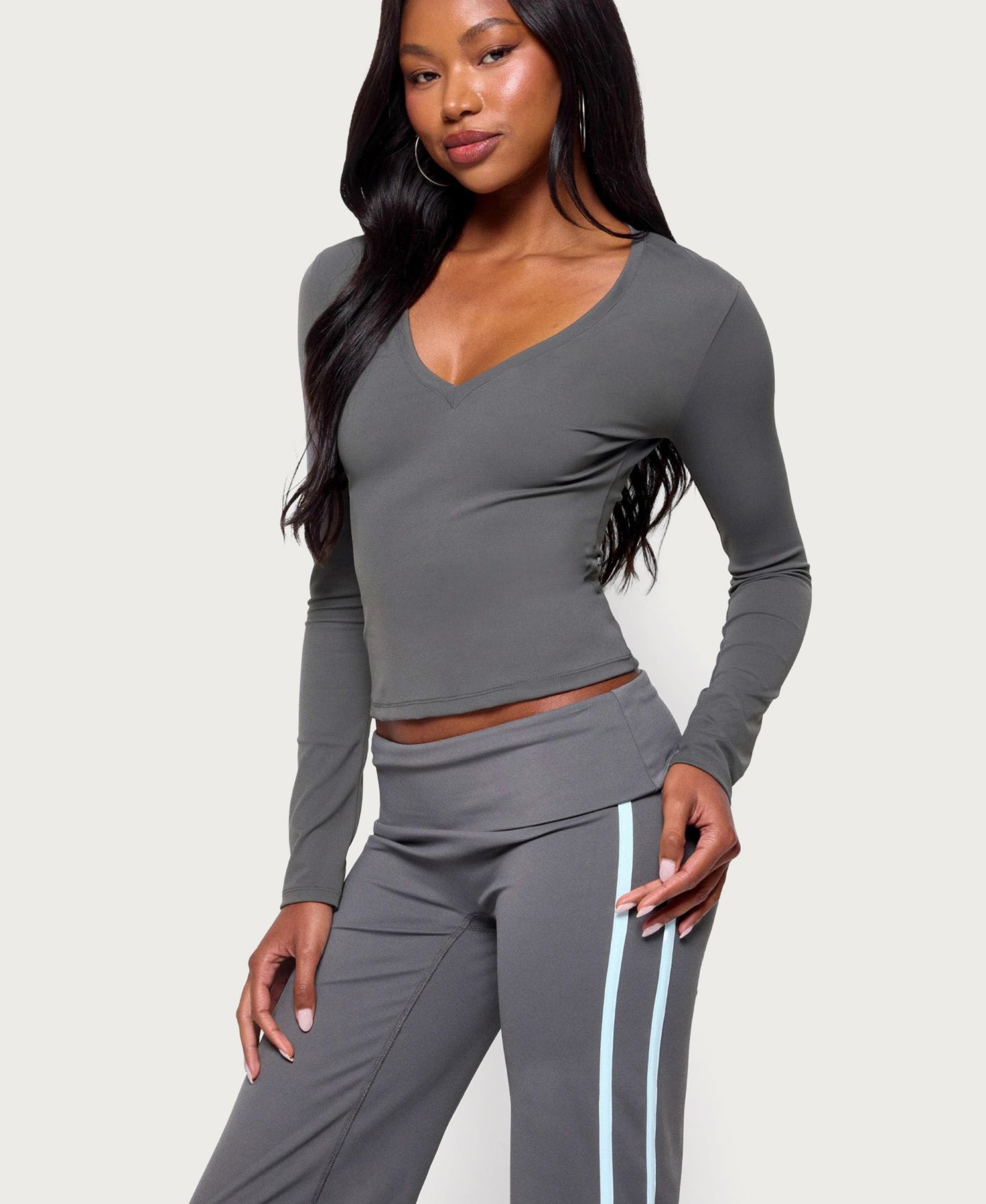 Женский топ Edikted Ferne Long-Sleeve V-Neck Fitted, цвет: Угольный — фото 4