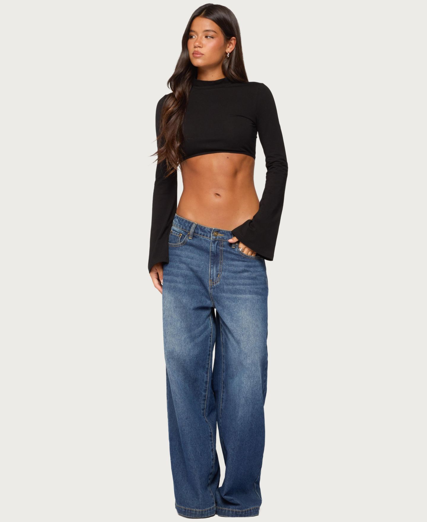 Женский топ Edikted Deya Mock Neck Long-Sleeve Cropped, цвет: Чёрный — фото 2