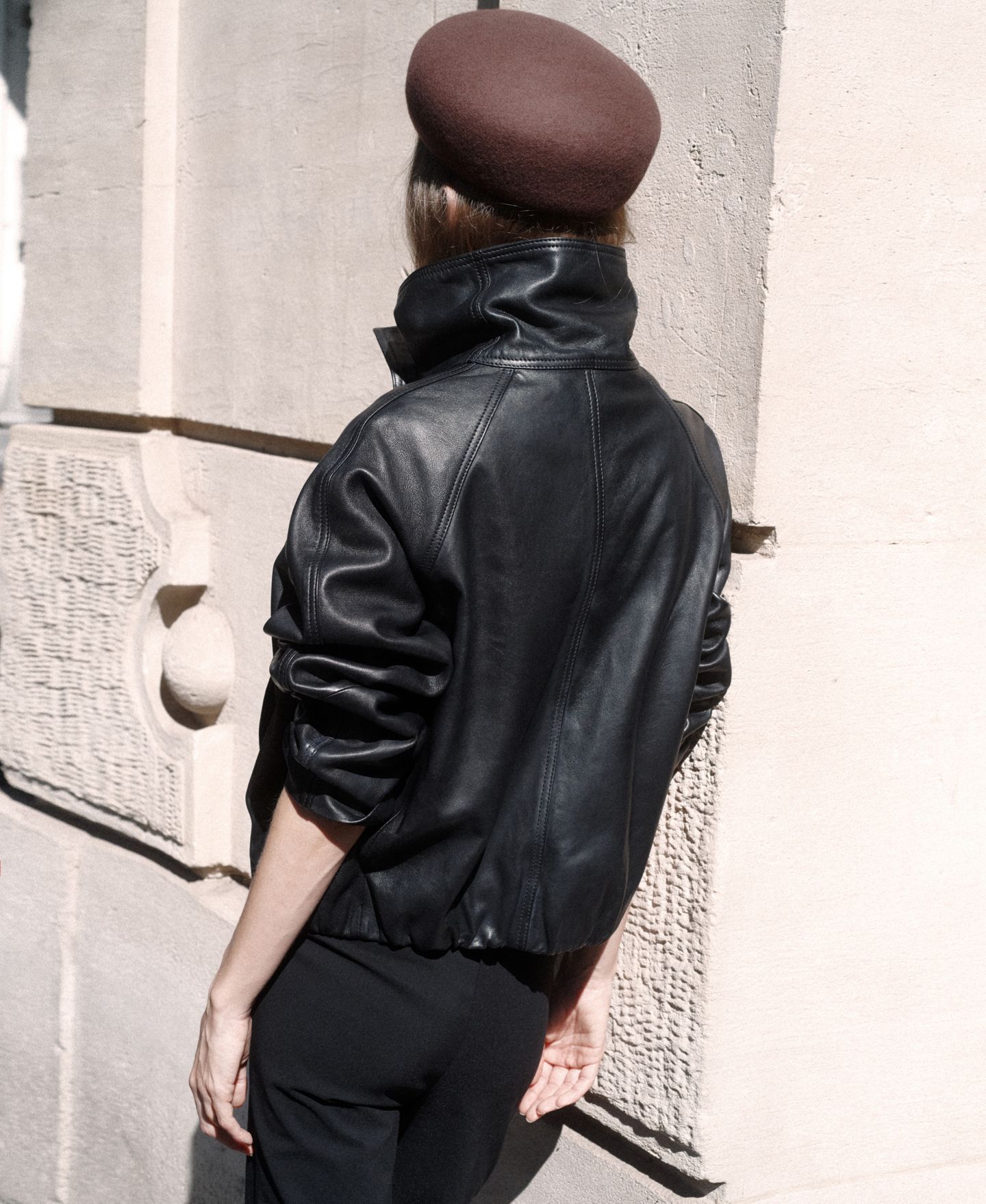 Женская куртка Mango Oversized Funnel Neck Leather, цвет: Чёрный — фото 5