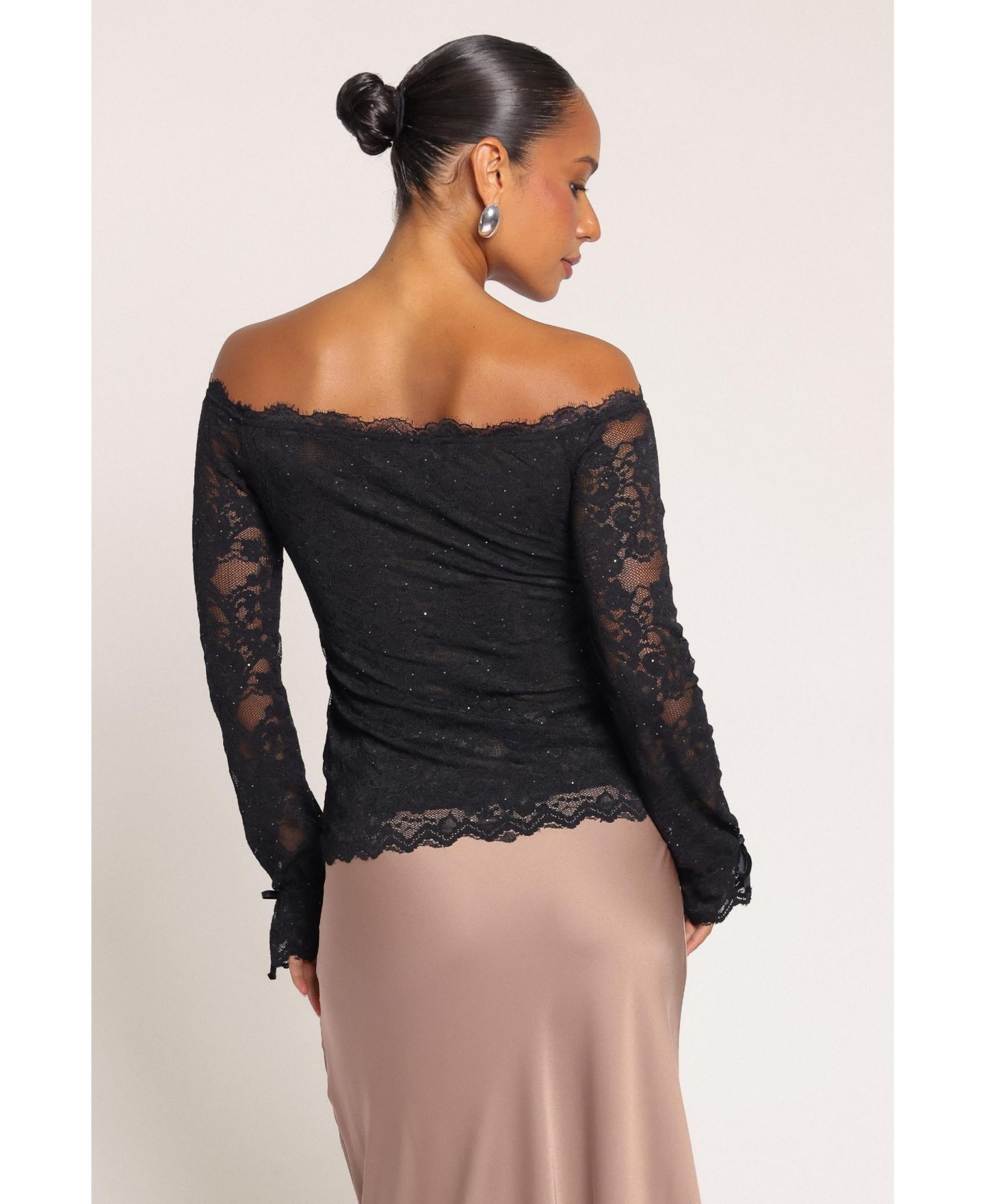 Женский топ Petal and Pup Barbara Off-Shoulder Long-Sleeve Lace, цвет: Чёрный — фото 4