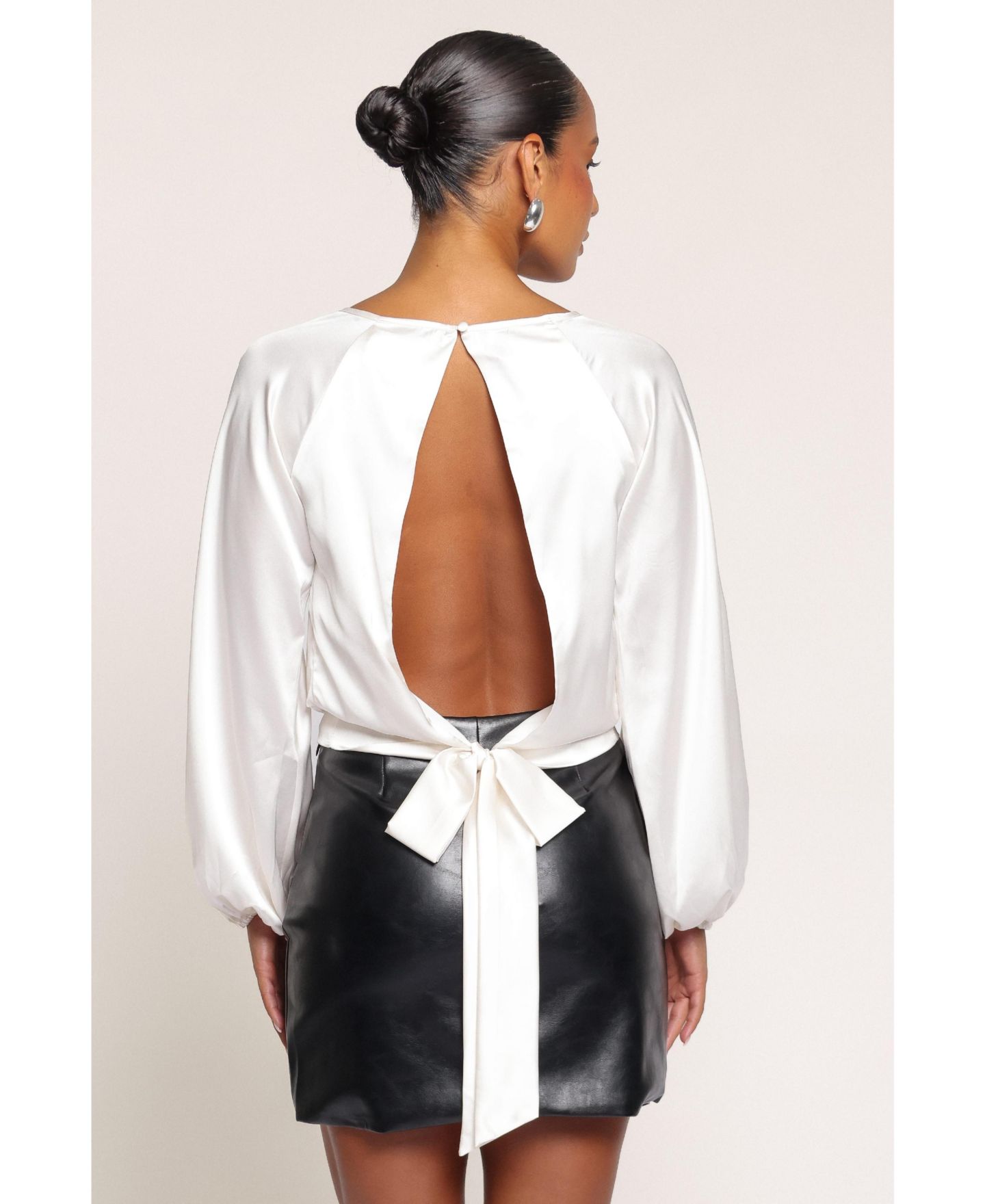Женская блузка Petal and Pup Remi Open Back Long Sleeve Satin, цвет: Кремовый — фото 3
