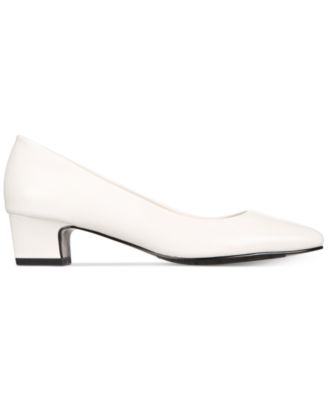 Prim Kitten Heel Pumps