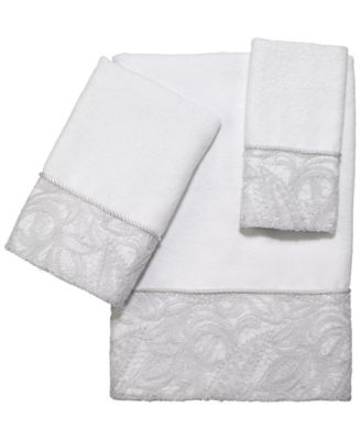 white bath towels with colored trim