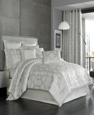 Luxury bedding with French style opulence. Finest fabrics and trims.