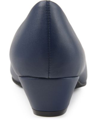 Women's Saar Round Toe Kitten Heel Pumps