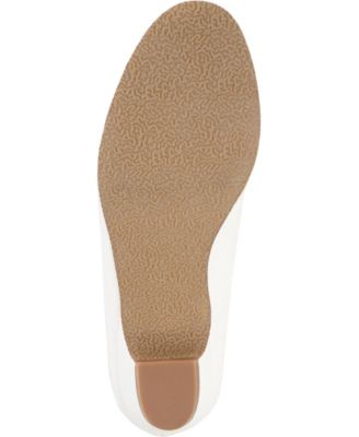 Women's Saar Round Toe Kitten Heel Pumps