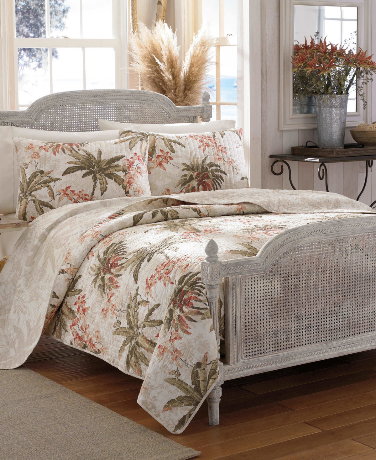 TOMMY BAHAMA HOME TOMMY BAHAMA BONNY COVE WHITE REVERSIBLE 3-PIECE FULL/QUEEN QUILT SET BEDDING