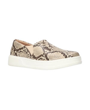 Bella Vita Maribel Womens Pewrforman Man Made Slip-on Sneakers In Taupe Snake Faux Leather