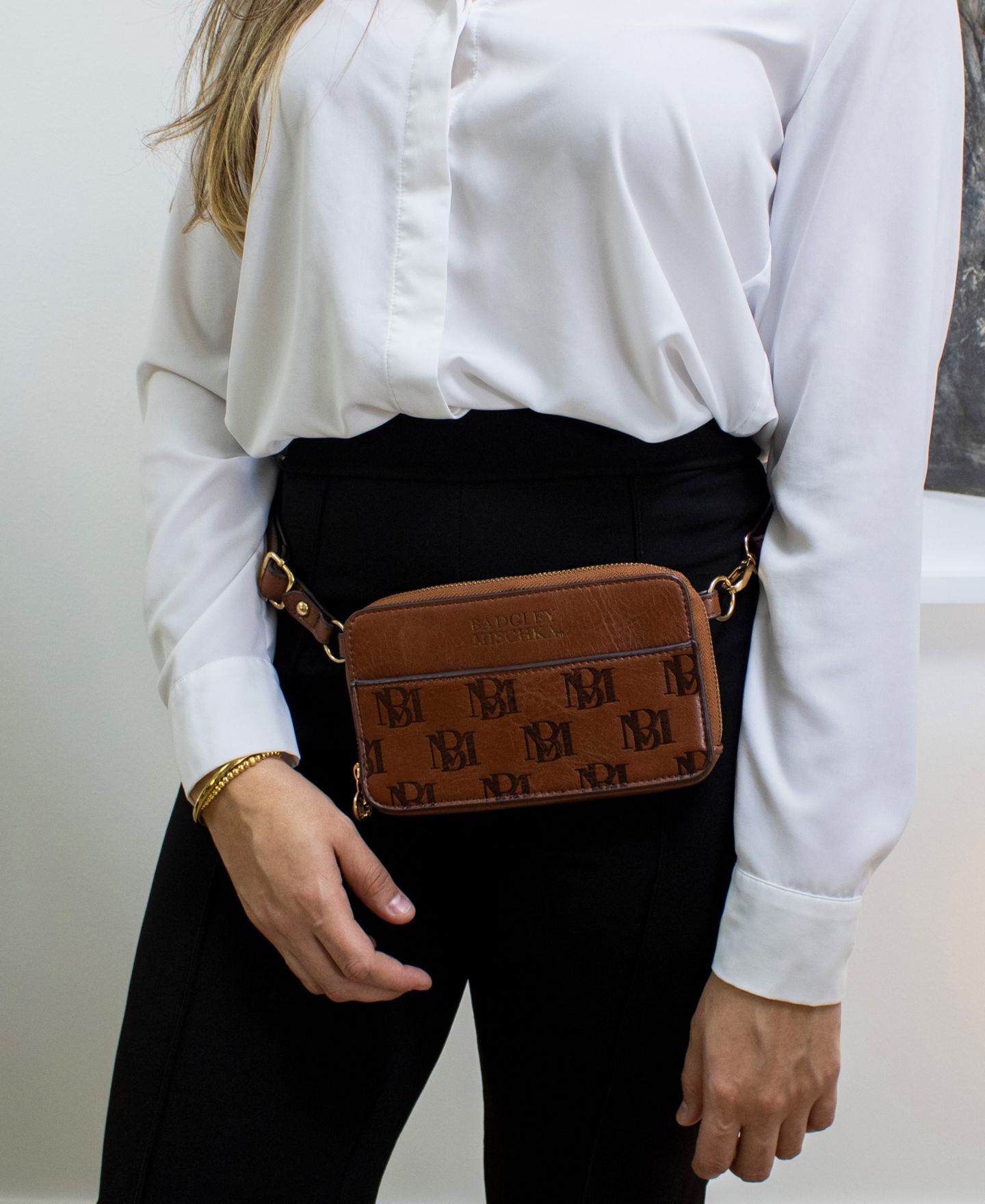 Женская сумка Badgley Mischka Madalyn 7.5" Fanny Pack, цвет: Коричневый — фото 3