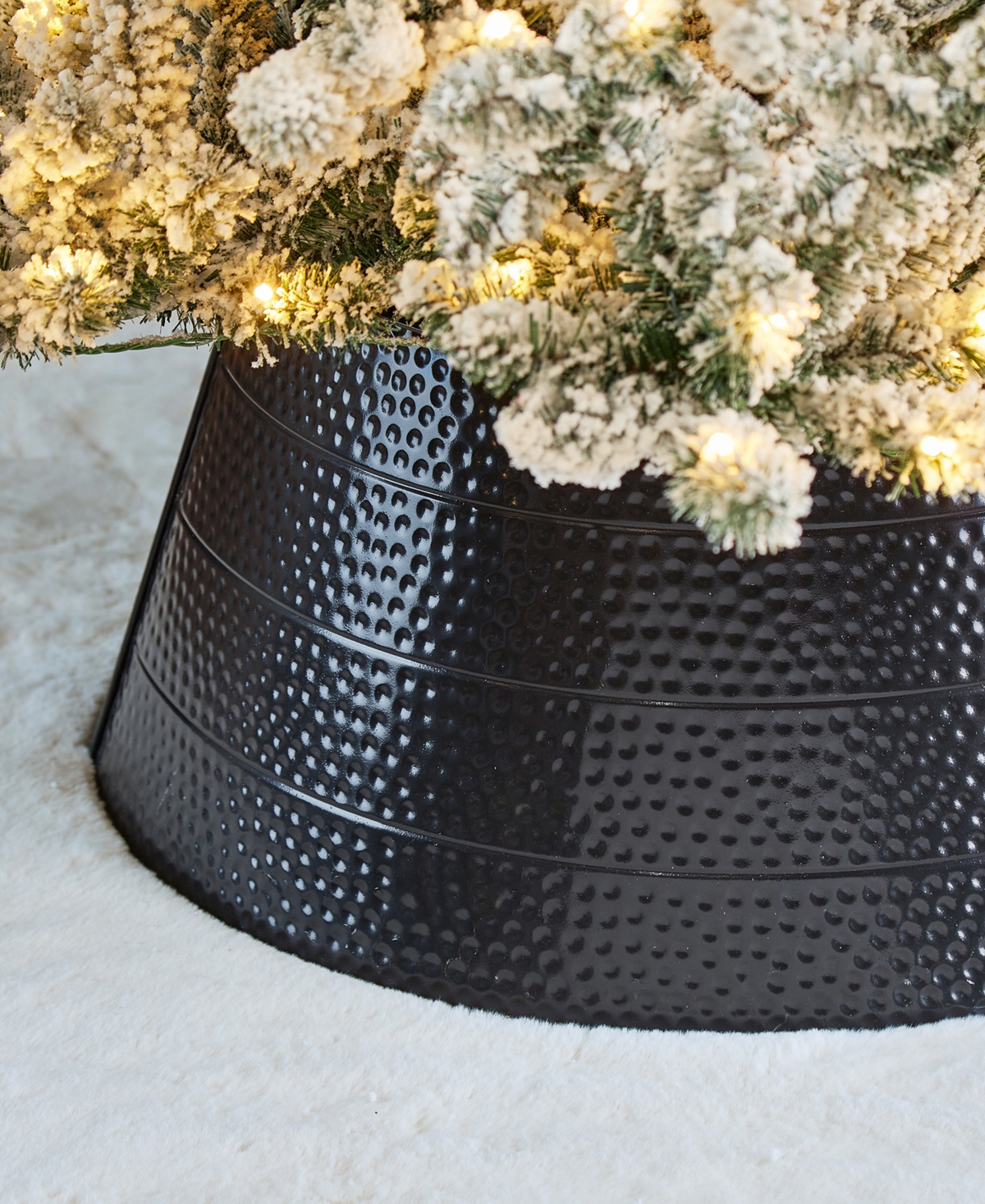 Glitzhome Black Hammer-Harden Metal Tree Collar Kd, 26"