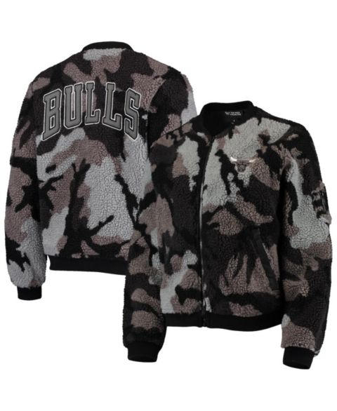 Женские куртки The Wild Collective Women's Black Chicago Bulls Camo Sherpa Full-Zip Bomber Jacket
