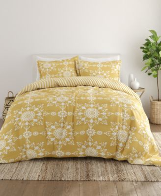 Ultra Soft Daisy Medallion Reversible 3- Pc. Comforter Set, Queen