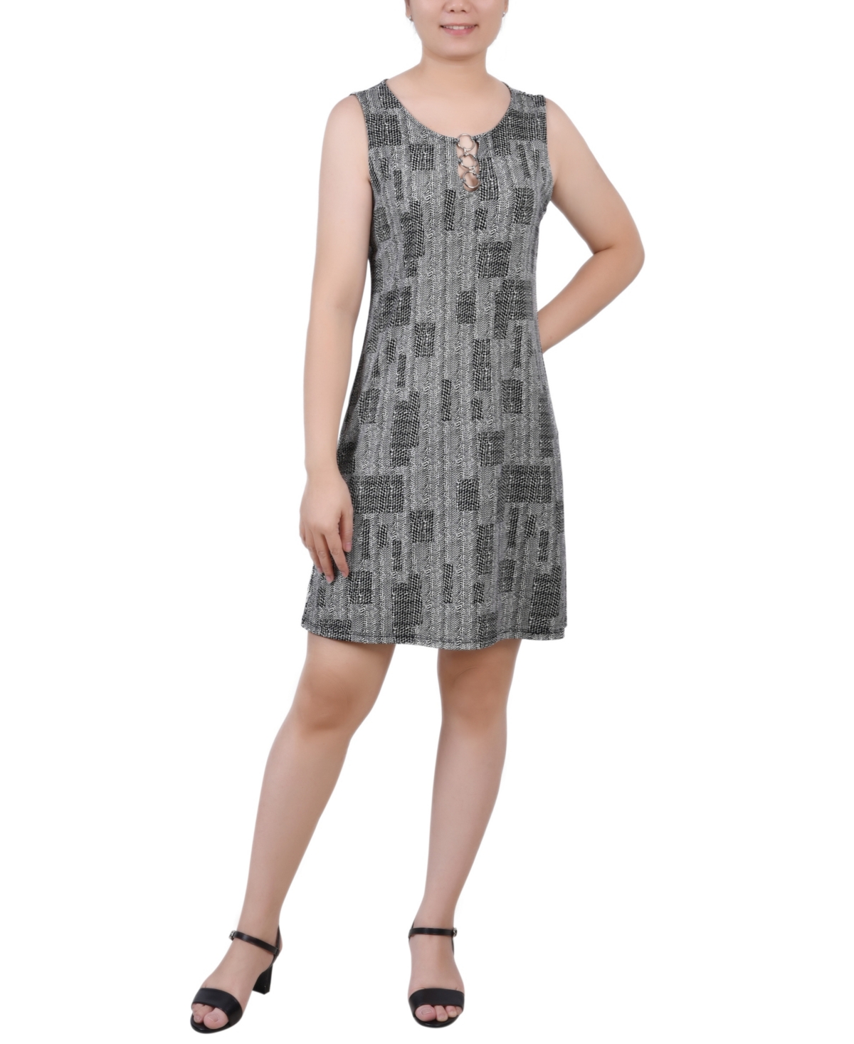 Ny Collection Petite Sleeveless Dress With 3 Rings In Black,white Geosquare