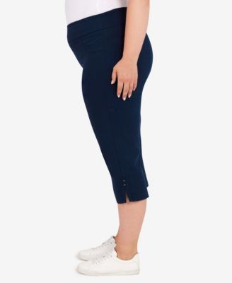 Plus Size Essentials Solid Pull-On Capri Pants with Detailed Split Hem