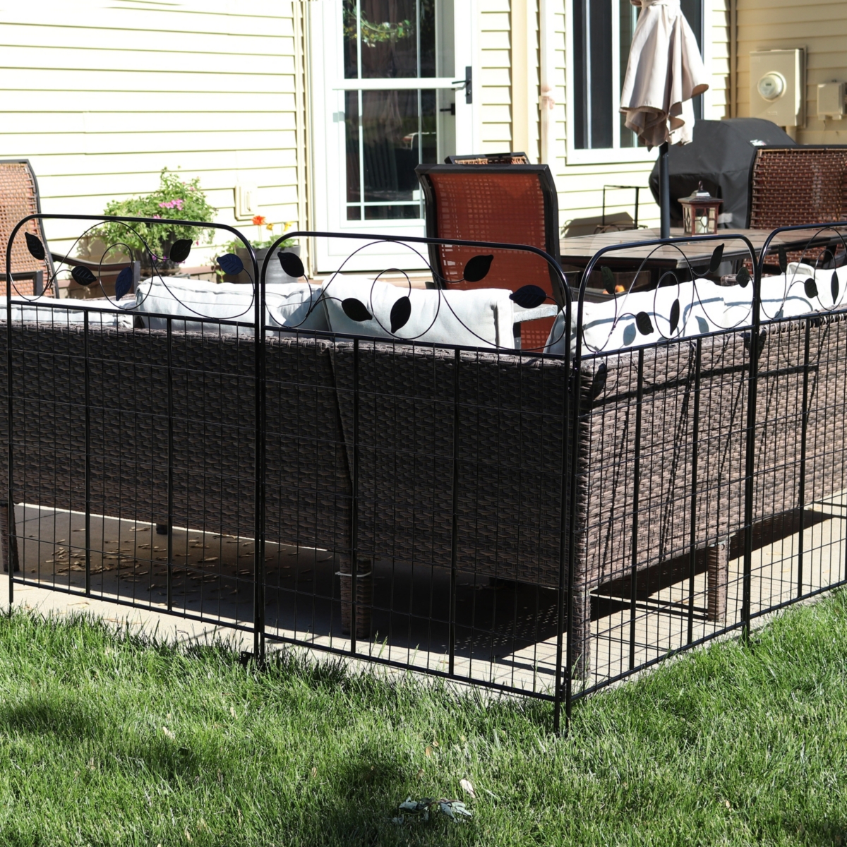 Sunnydaze Decor 4-Piece Romantic Vine Steel Garden Border Fencing - -- Black