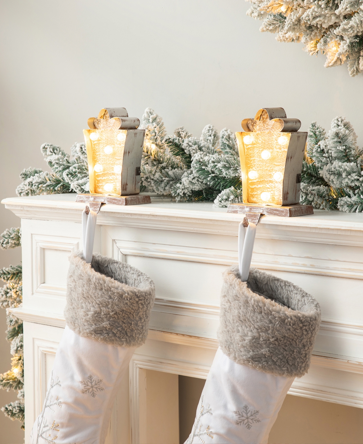 Glitzhome 2 Pack Marquee Led Wooden and Metal Gi' Box Stocking Holder