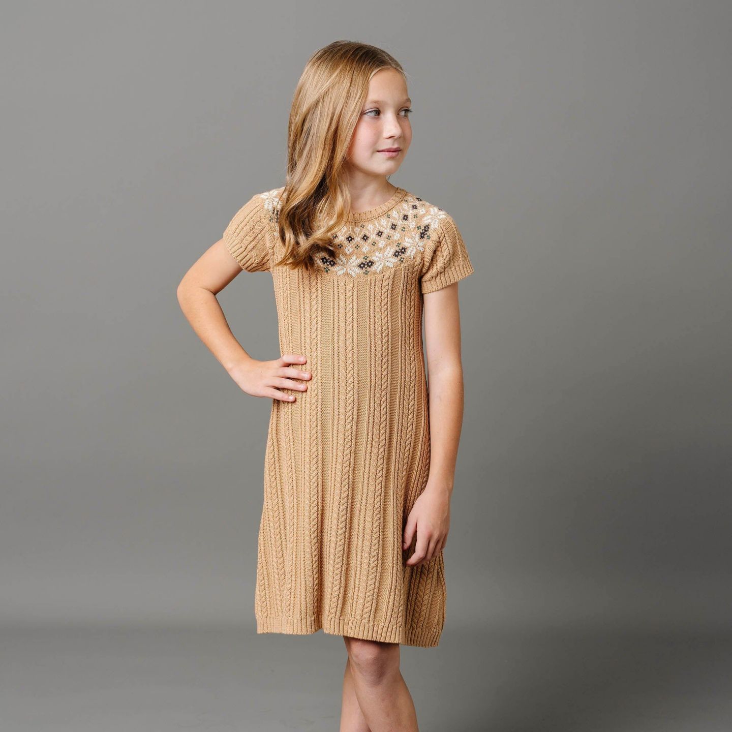 Платье Hope & Henry Short Sleeve Fair Isle Cable Sweater Dress для девочек-малышей, цвет: Слоновая кость — фото 2