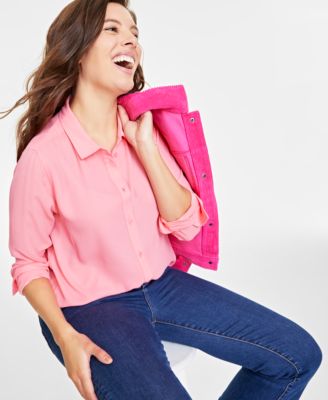 На 34-й женской рубашке из крепа на пуговицах спереди, созданной для Macy's