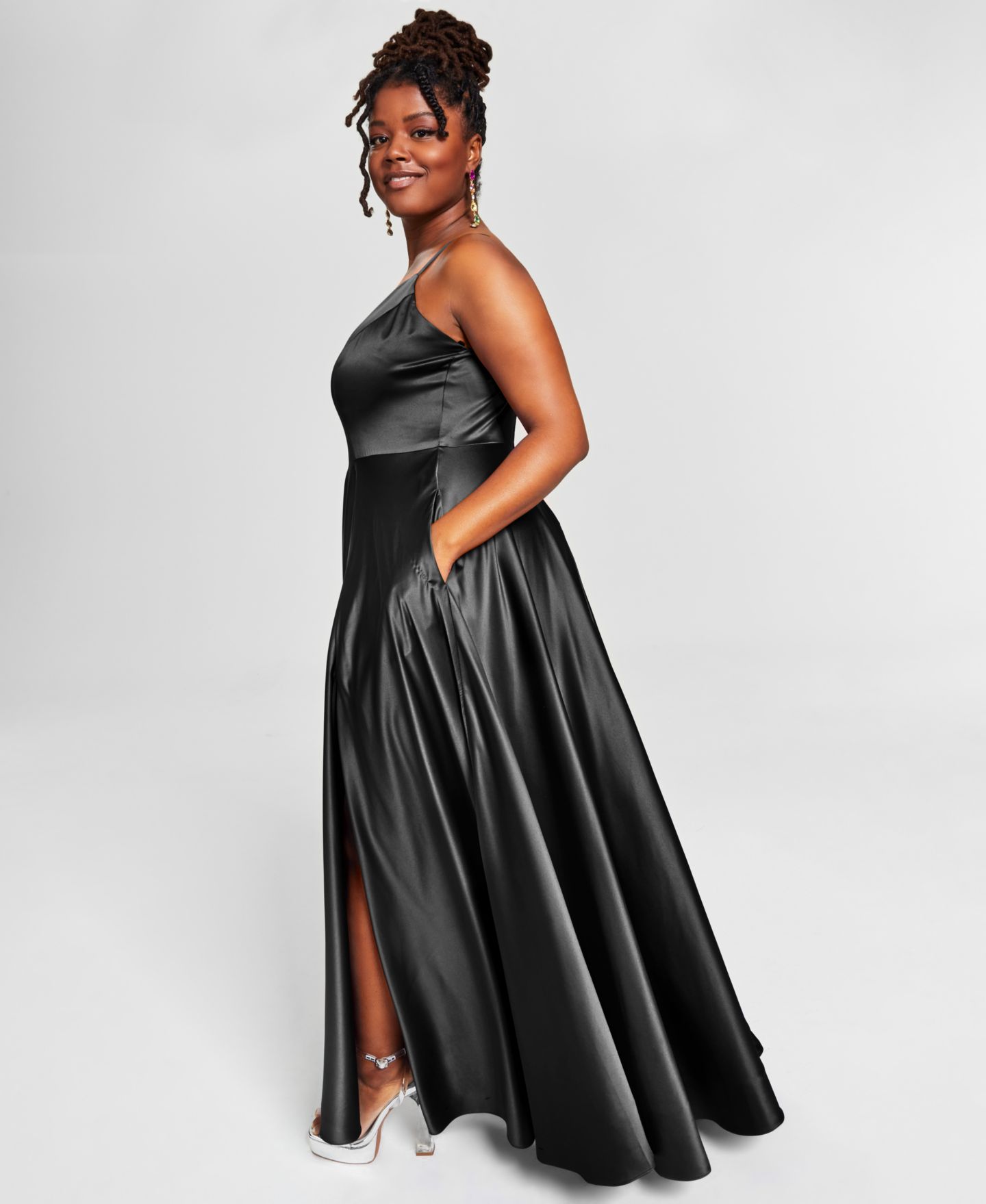 Женские платья B Darlin Trendy Plus Size Satin Sleeveless Front-Slit Gown, цвет: Чёрный — фото 3
