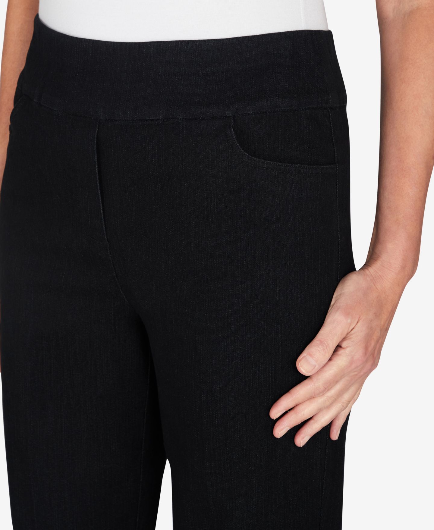 Женские брюки Alfred Dunner Petite Mid-Rise Pull On Straight Leg Denim Pants, Petite & Petite Short, цвет: Чёрный — фото 4
