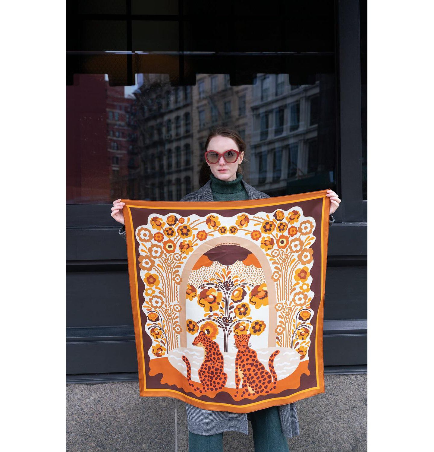 Женский шарф Jessie Zhao New York Double Sided Silk Scarf Of Leopards With Floral Fountain, цвет: Коричневый / Кофейный — фото 2