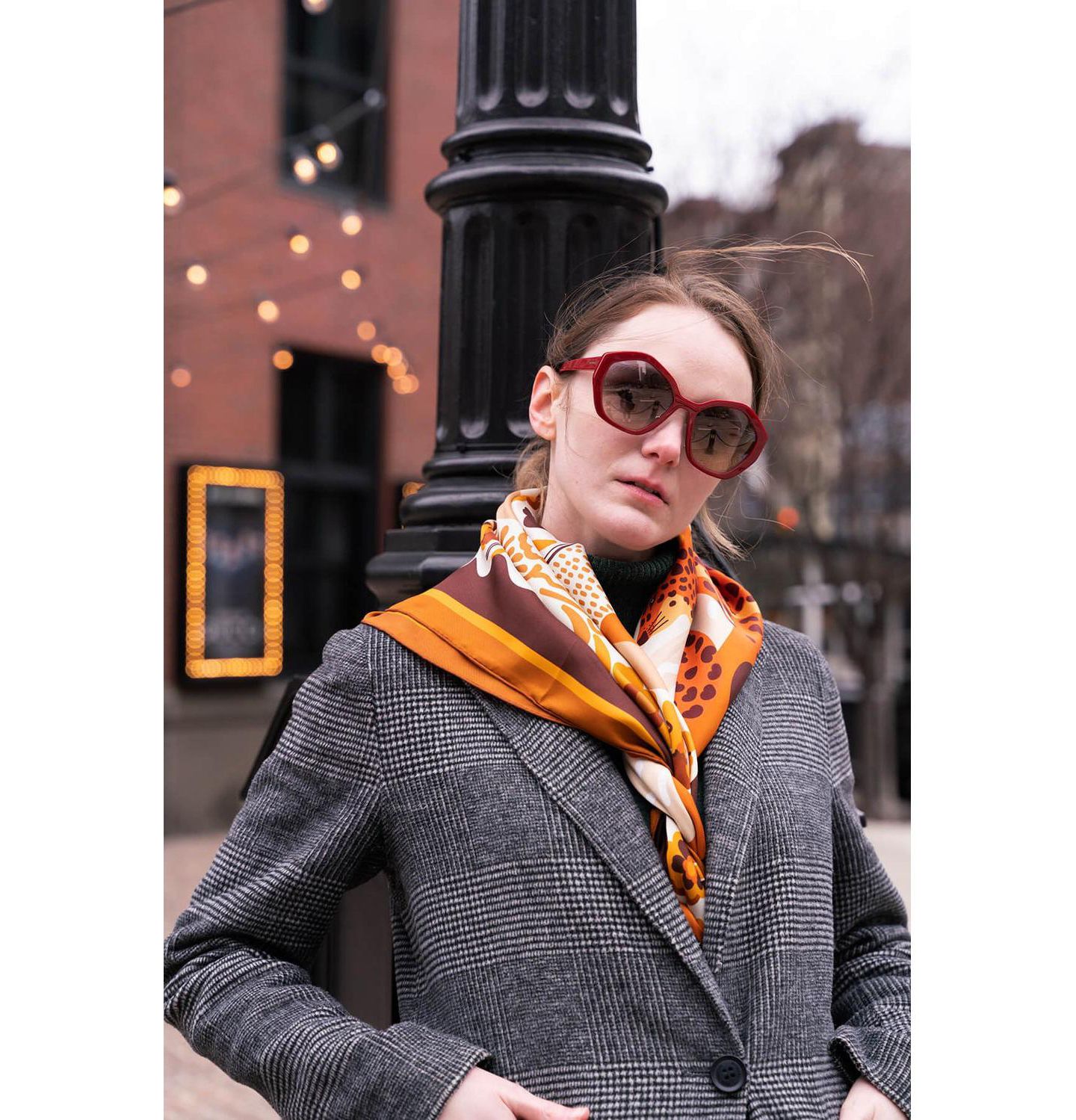 Женский шарф Jessie Zhao New York Double Sided Silk Scarf Of Leopards With Floral Fountain, цвет: Коричневый / Кофейный — фото 3