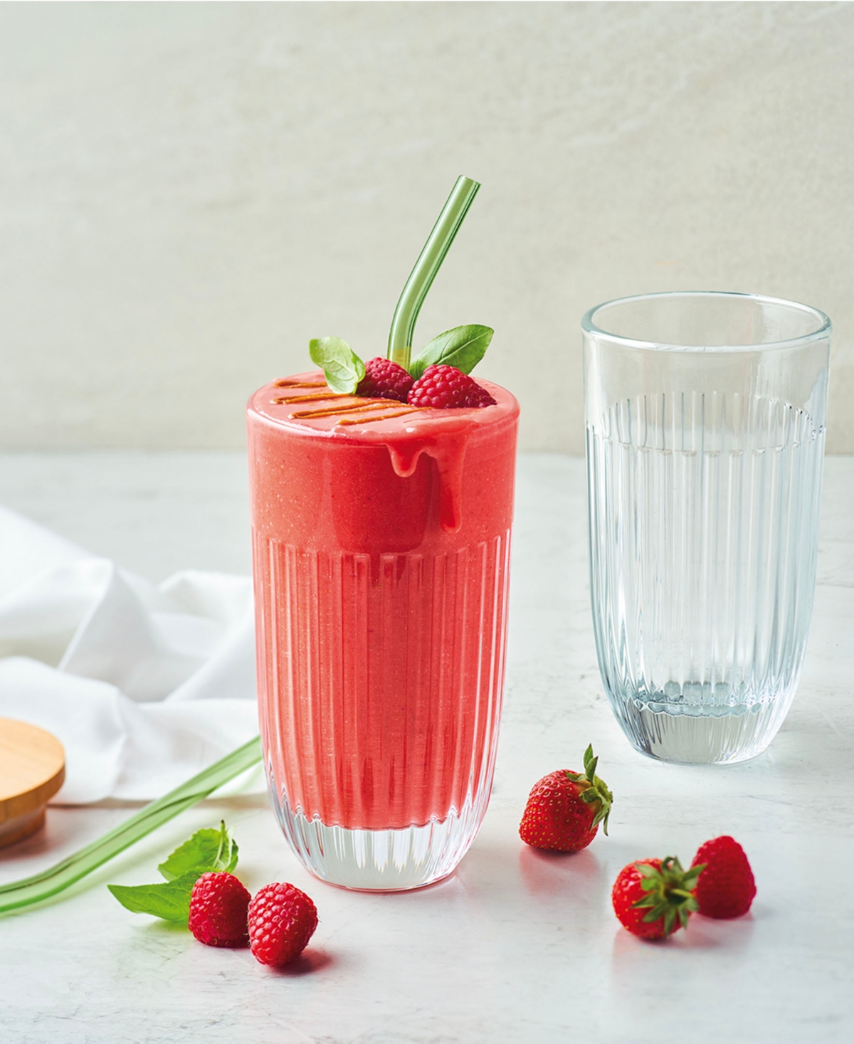 La Rochere Quessant oz. Covered Smoothie Glass - Clear with Wood Lid and Green Straw