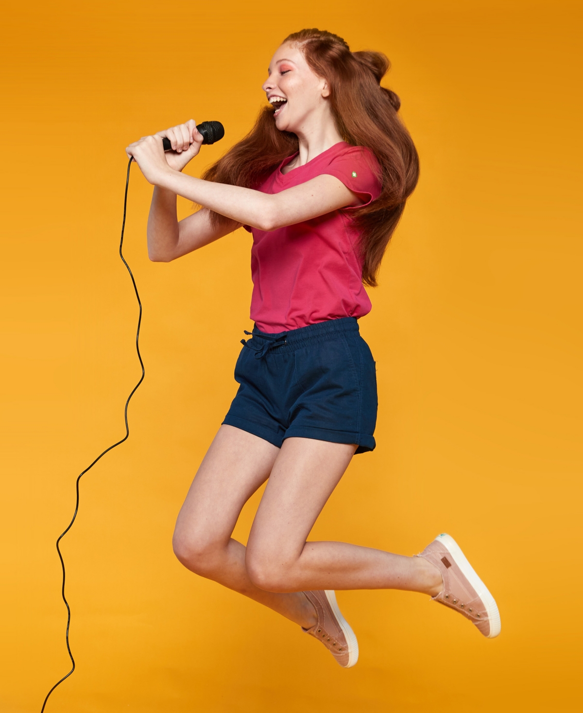 SINGING MACHINE UNIDIRECTIONAL DYNAMIC WIRED MICROPHONE FOR KARAOKE 