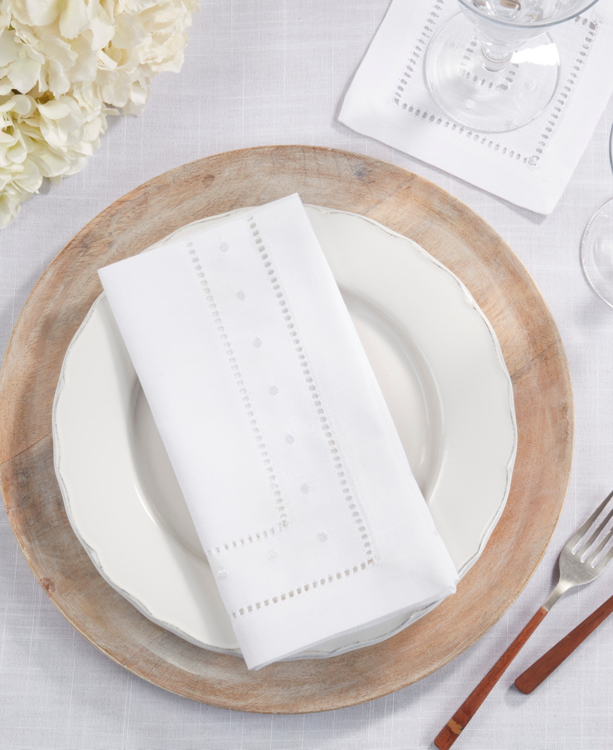 Saro Lifestyle Classic Hemstitch With Embroidered Border Dinner Napkin Set Of 12, 20"x20" In White