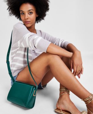 На 34-м показе Leslii Small Crossbody, созданном для Macy's 