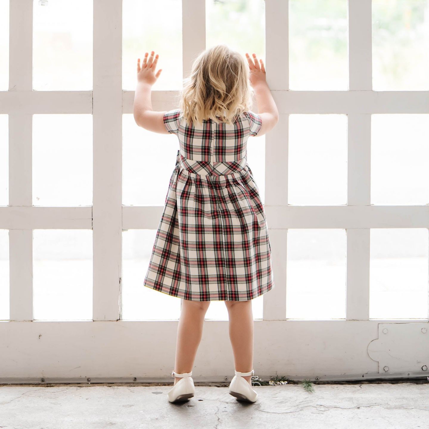Платье Hope & Henry Short Sleeve Ruffle Collar Party Dress with Bow, Toddler Child для девочек, цвет: Слоновая кость — фото 4