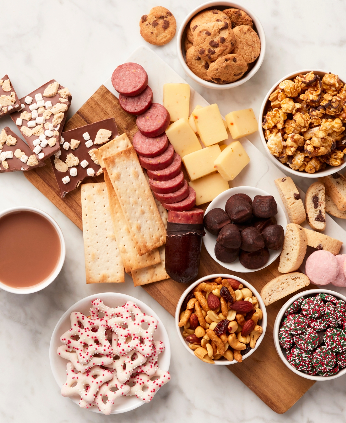 HICKORY FARMS HOLIDAY DELUXE MERRYMAKER GIFT BASKET, 14 PIECE