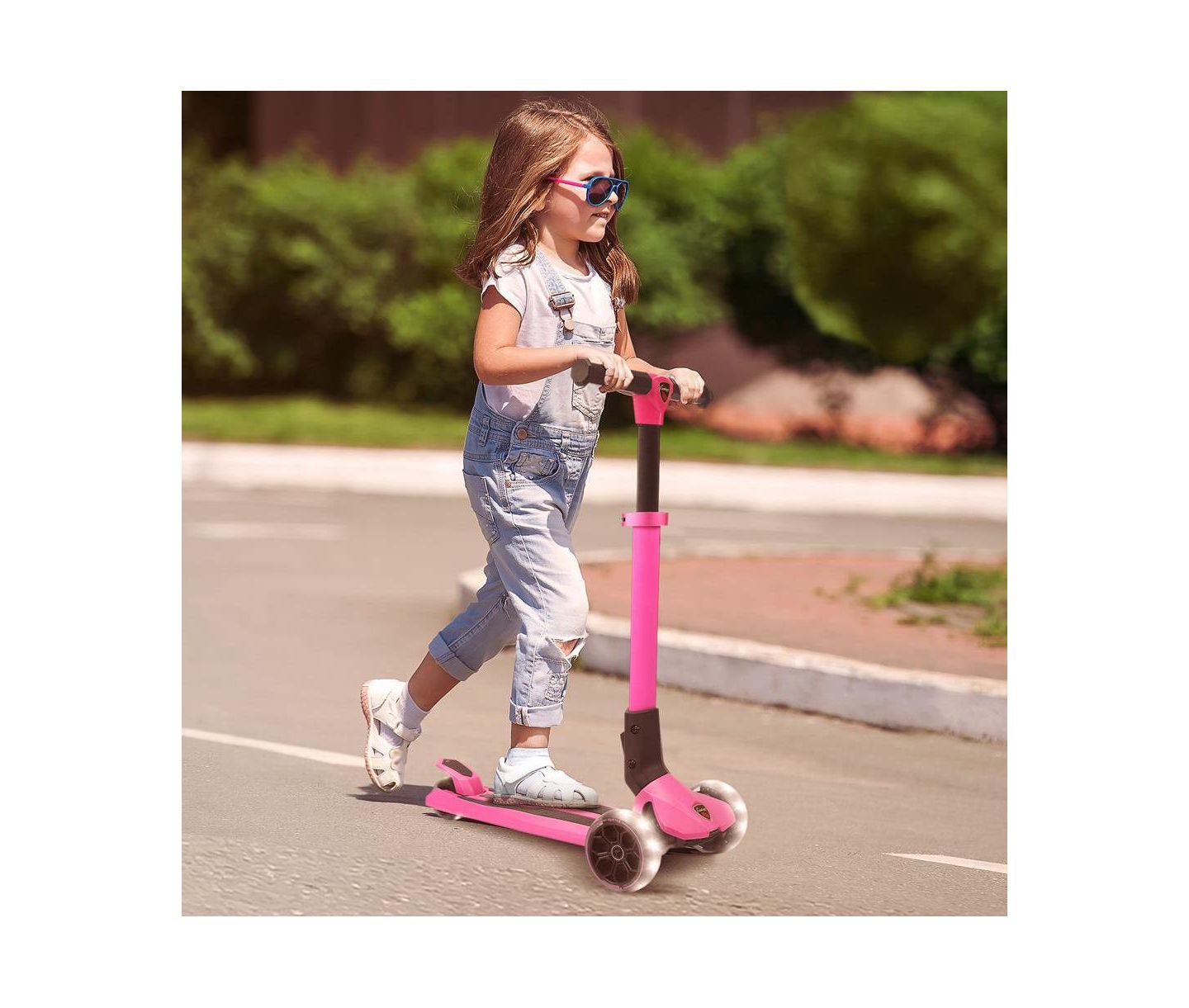 Детская игрушка Hurtle 3-Wheel Foldable Kids Scooter - Child Toy Scooter with Built-in LED Wheel Lights, Easy Maneuvering Lean-to-Steer Technology — фото 3
