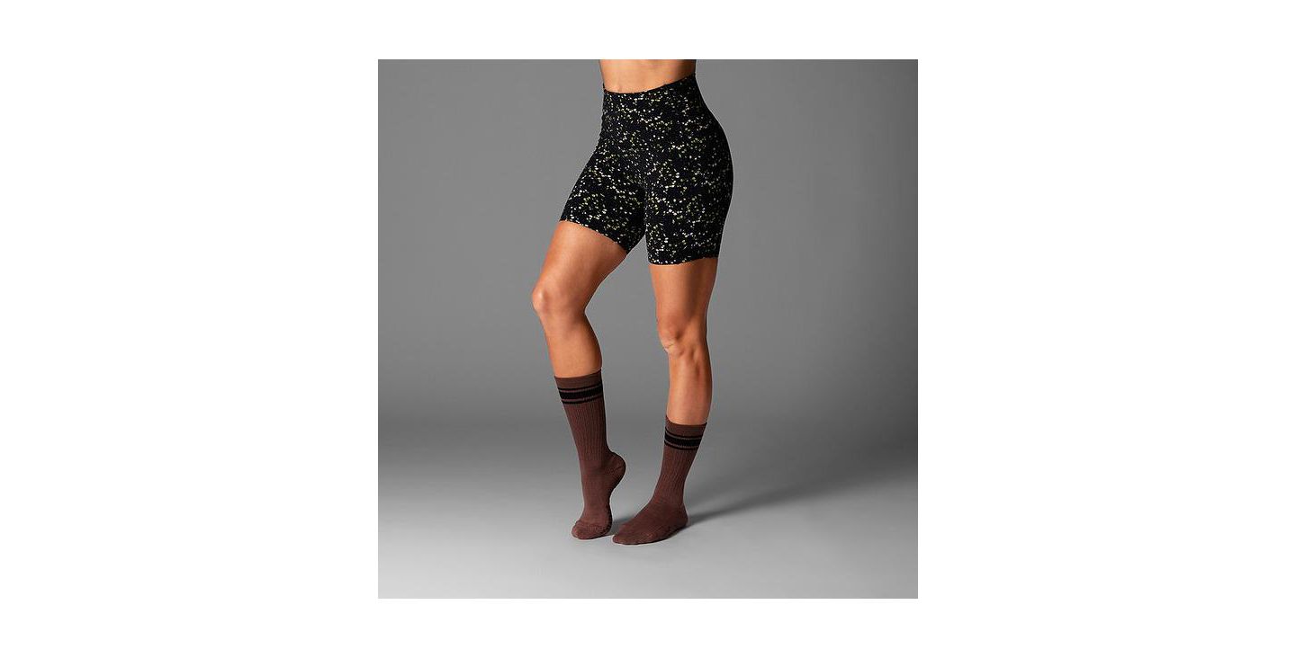 Женские шорты Tavi Stash & Dash Biker Short 6", цвет: Чёрный с принтом — фото 4