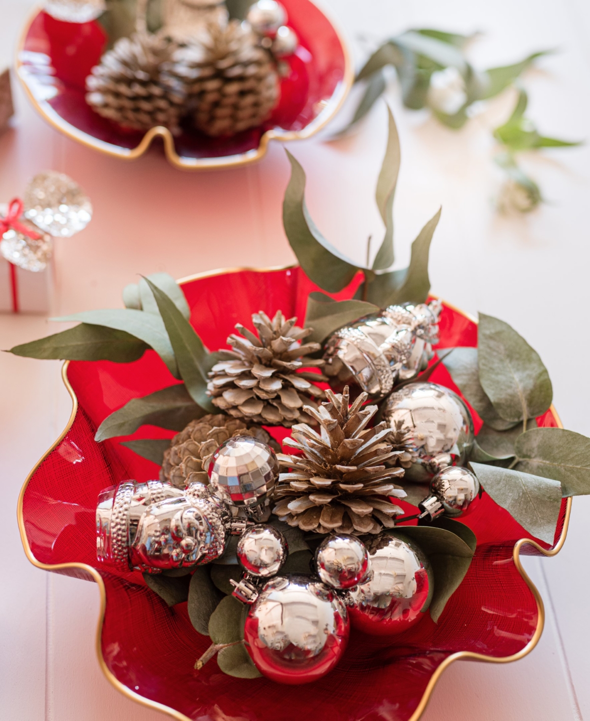 Vietri Holiday Glass Medium Ruffled Bowl In Red