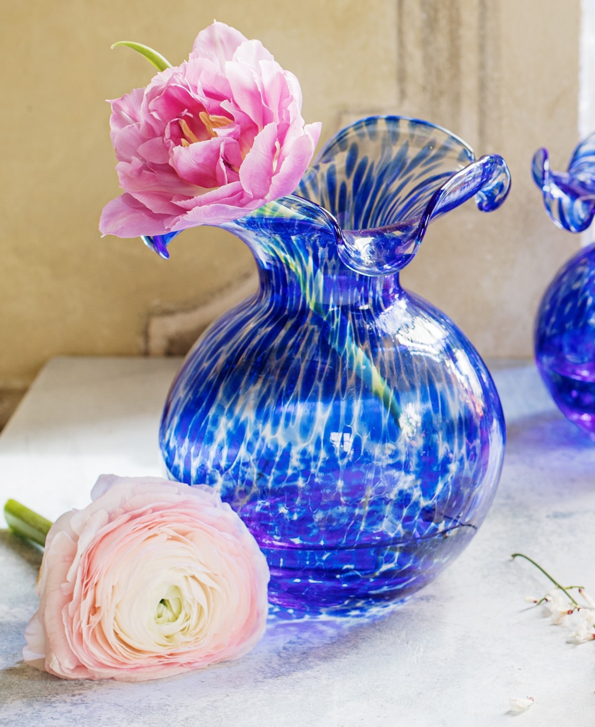 Vietri Hibiscus Glass Cobalt Tortoiseshell Small Fluted Vase In Blue