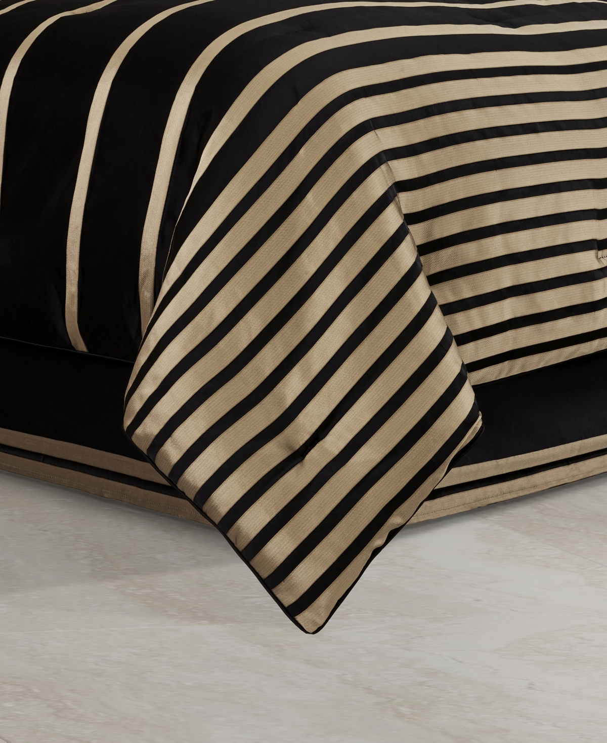 J Queen New York Calvari 4-pc. Comforter Set, King In Black