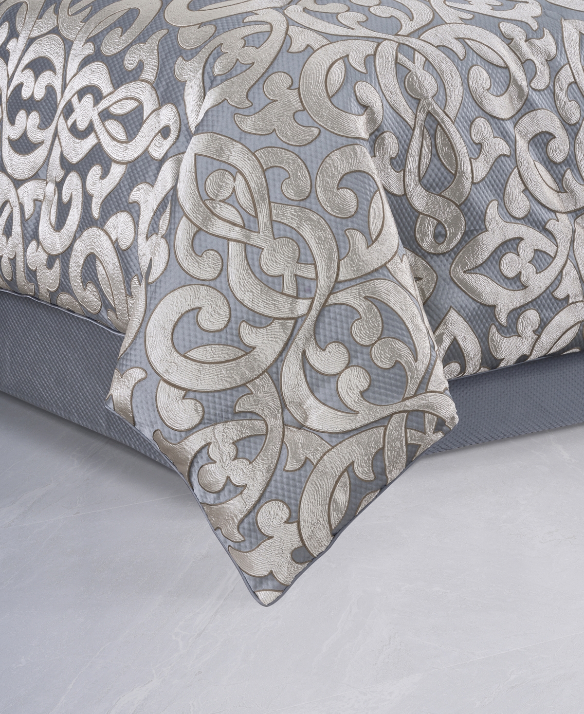 J Queen New York Barocco 4-pc. Comforter Set, California King In Sterling