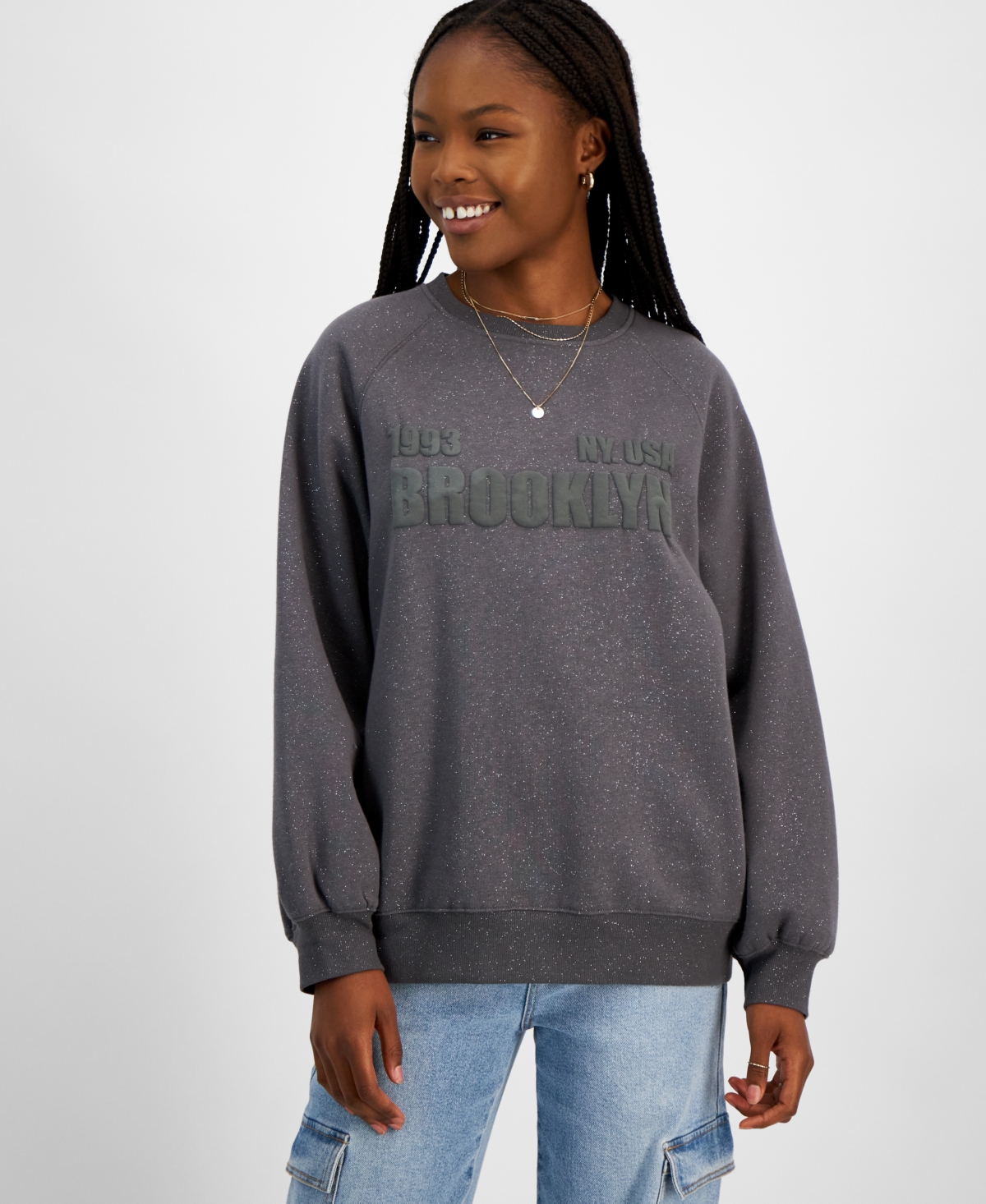 PLANET HEART WOMEN'S EMBOSSED GRAPHIC GLITTER-FINISH SWEATSHIRT 