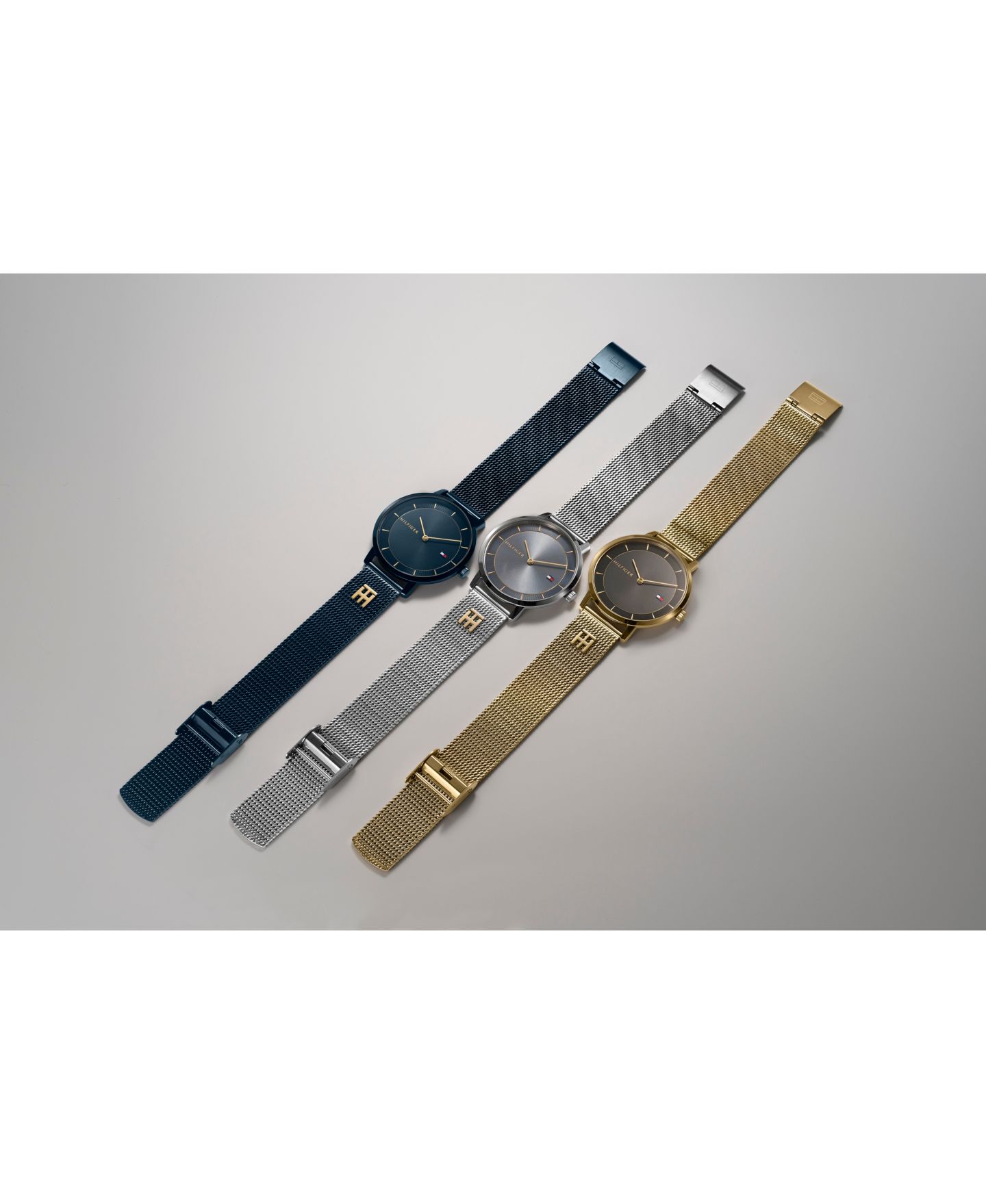 Женские часы Tommy Hilfiger Quartz Silver-Tone Stainless Steel and Carnation Gold Steel Mesh Bracelet Watch 35mm — фото 5