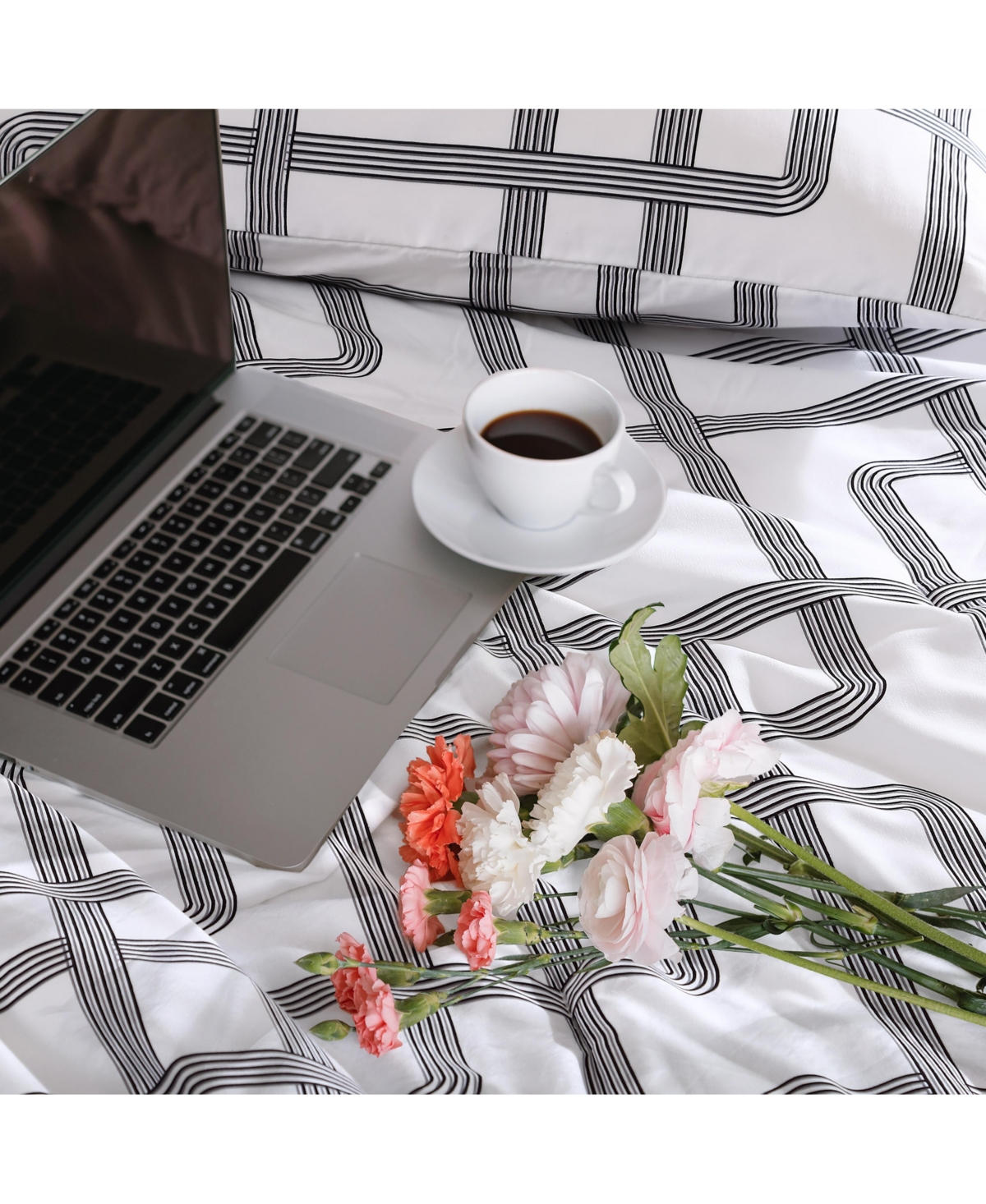 City Scene Mainline Microfiber& White 3 Piece Comforter Set-Full/Queen - Black/white