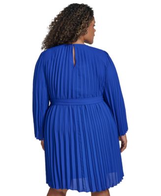 Плиссированное платье А-силуэта с завязками спереди и длинными рукавами размера плюс от DKNY