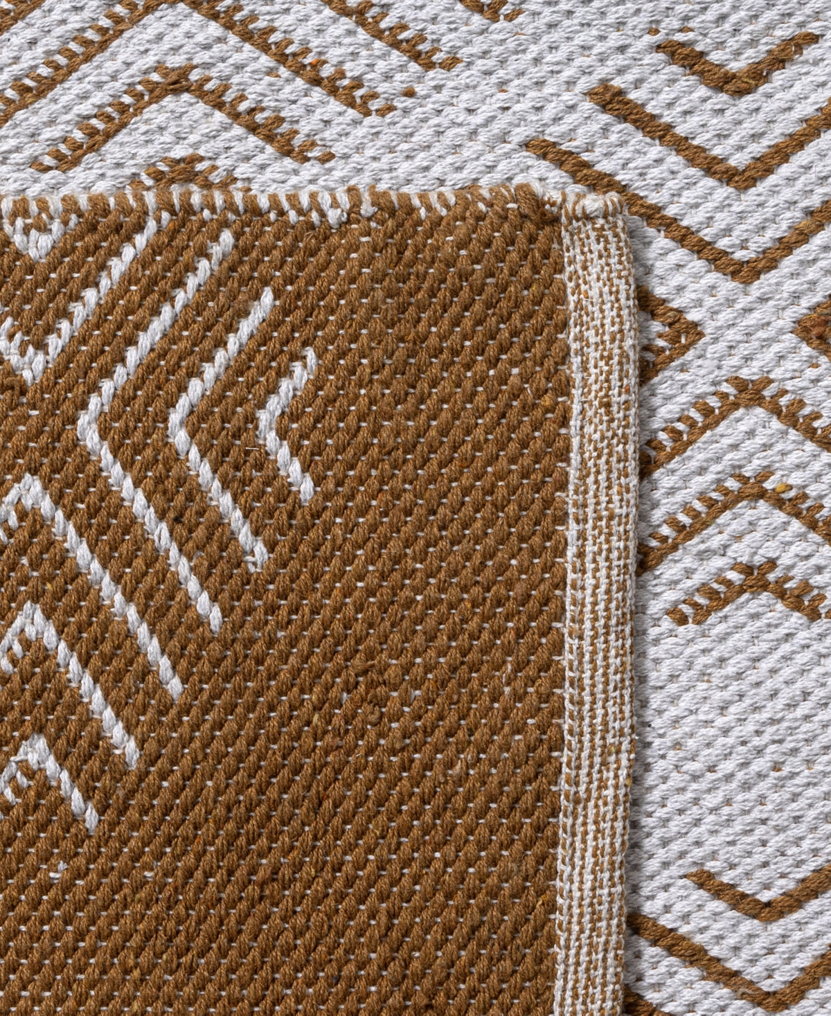 Lr Home Quincy Pom-600 5'x7' Area Rug In Tan,white