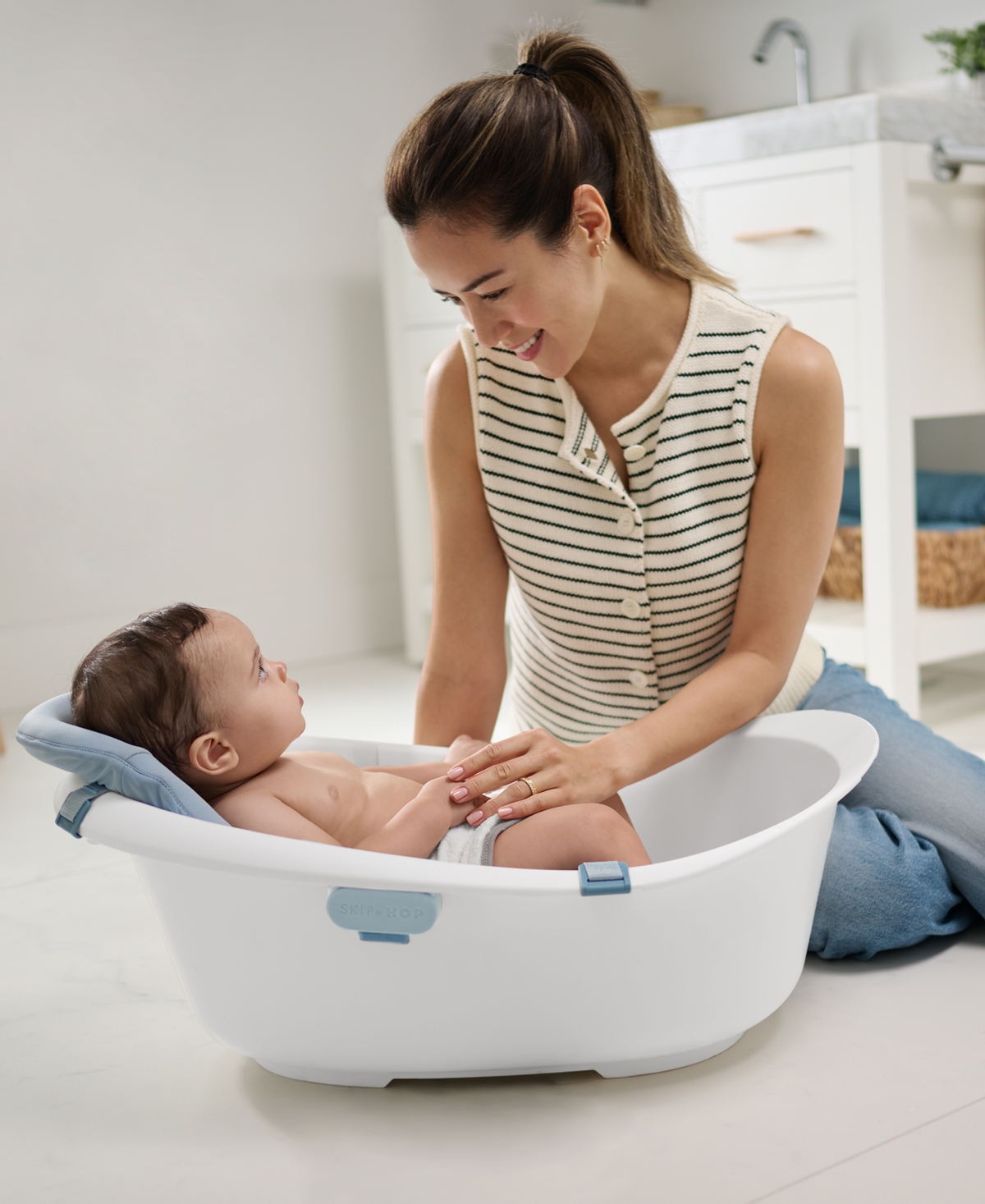 Skip Hop Wave 4-in-1 Bath Tub In White,blue
