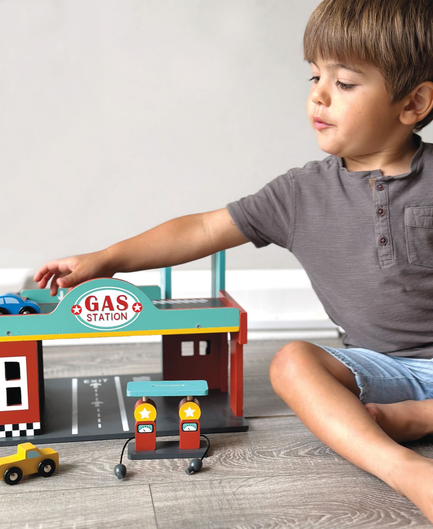 Детский игровой набор Mentari Toys Wooden Gas Station Playset with Car Lift, 7-Piece, Ages 3+ — фото 5