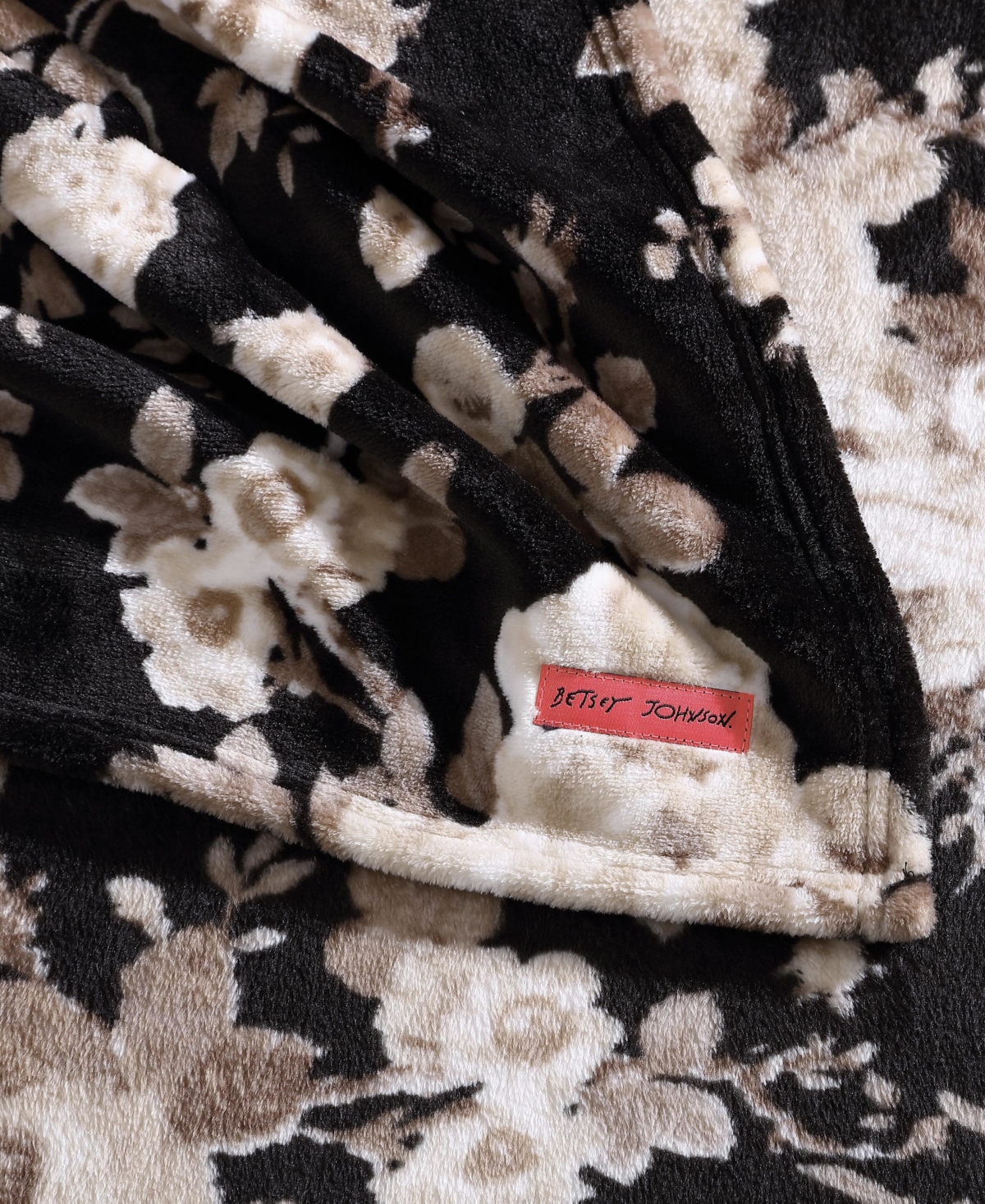 BETSEY JOHNSON CLASSIC FLORAL ULTRA SOFT PLUSH FLEECE THROW, 70" X 50" 