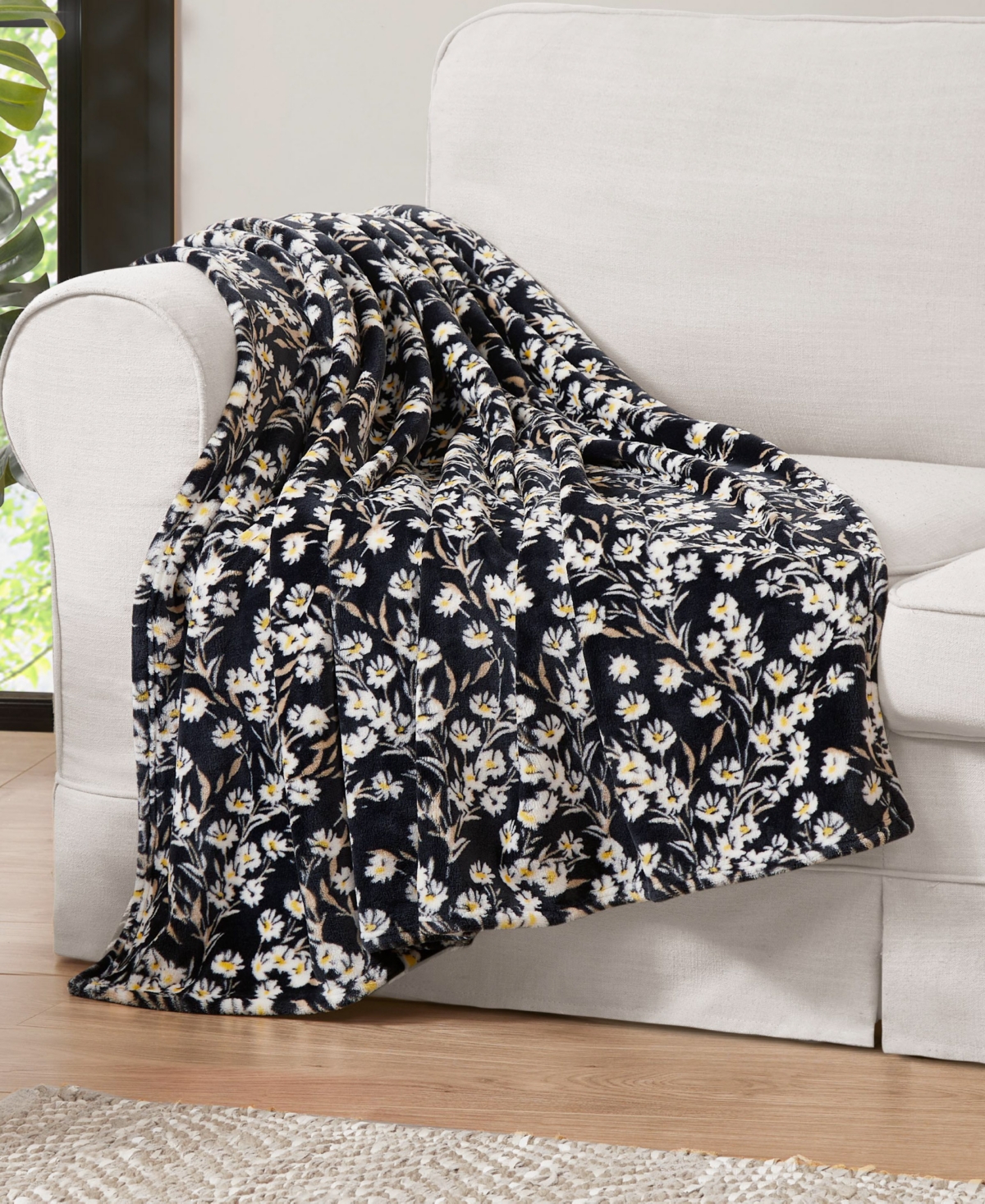 Jessica Simpson Plush Ultra Soft Throw, 50" X 70" In Wildflower Park Black